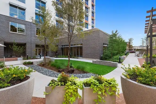 Assisted living in Dallas with outdoor spaces